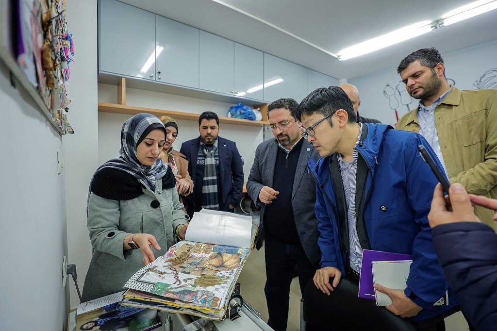 جانب من زيارة الوفد الياباني إلى مركز "خيطان غزة"